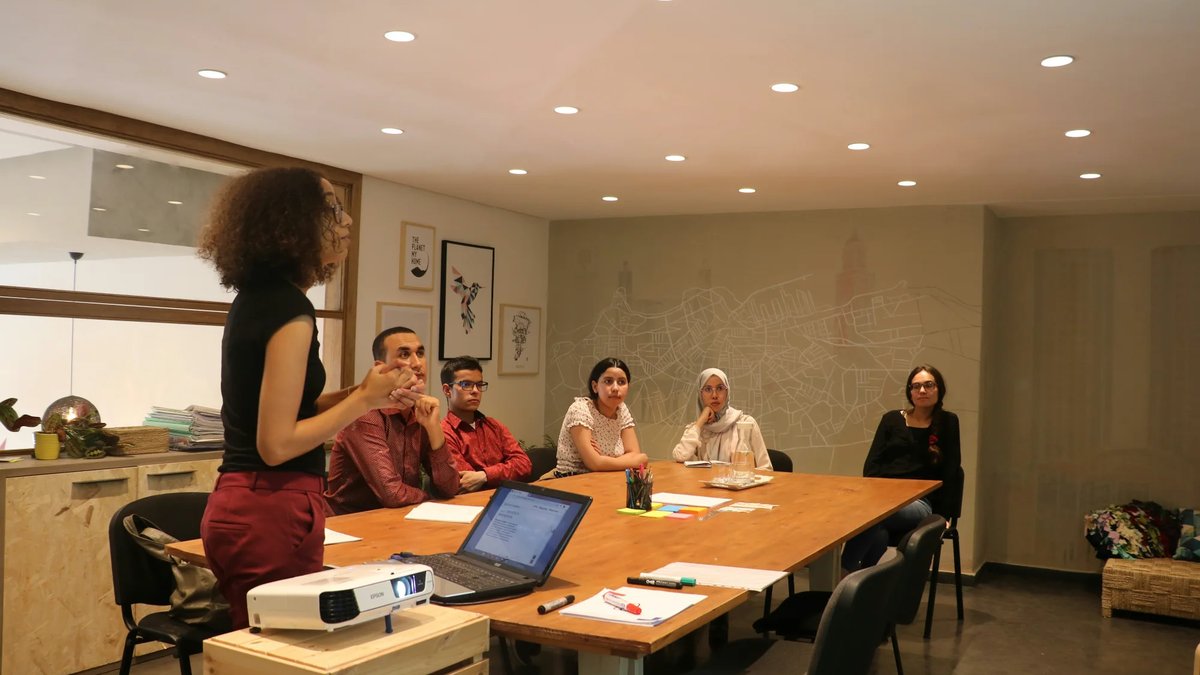 Directrice du secteur social animant une réunion d'équipe professionnelle