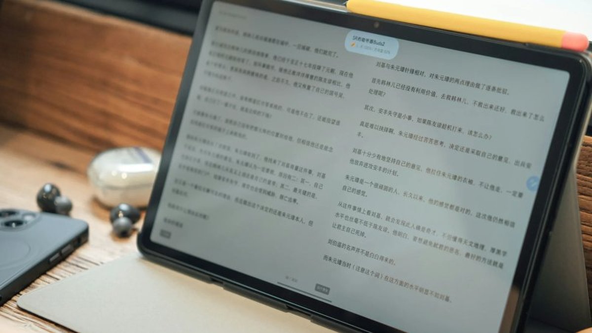 Écran de tablette affichant un logiciel de vérification anti-plagiat pour mémoire