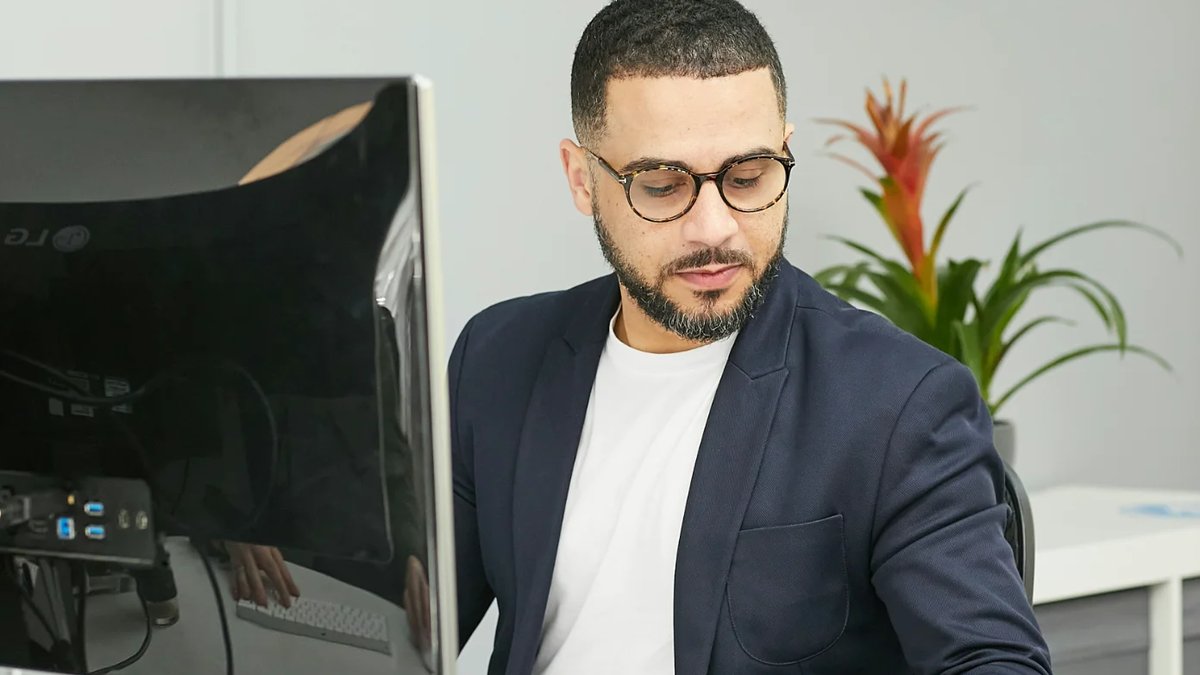 Professionnel rédigeant son dossier de validation des acquis de l'expérience